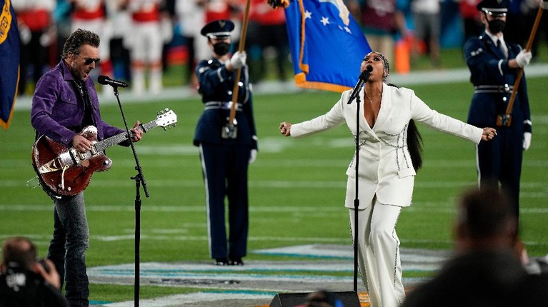 Chiefs Buccaneers Super Bowl Football Eric Church and Jazmine Sullivan performs the national anthem before the NFL Super Bowl 55 football game between the Kansas City Chiefs and Tampa Bay Buccaneers, Sunday, Feb. 7, 2021, in Tampa, Fla. (AP Photo/David J. Phillip)