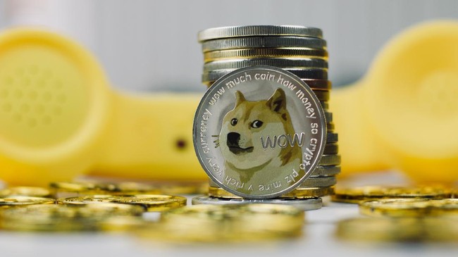 Harga kripto dogecoin melesat. Bahkan, dogecoin naik ke peringkat 8 sebagai kripto dengan kapitalisasi pasar terbesar.
