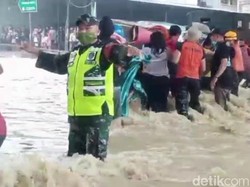 Dramatisnya Evakuasi Warga di Tengah Arus Banjir Pamanukan Subang