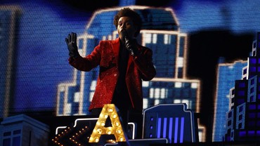 img-title Hanya Sendiri, The Weeknd Tampil Epik di Super Bowl LV Halftime