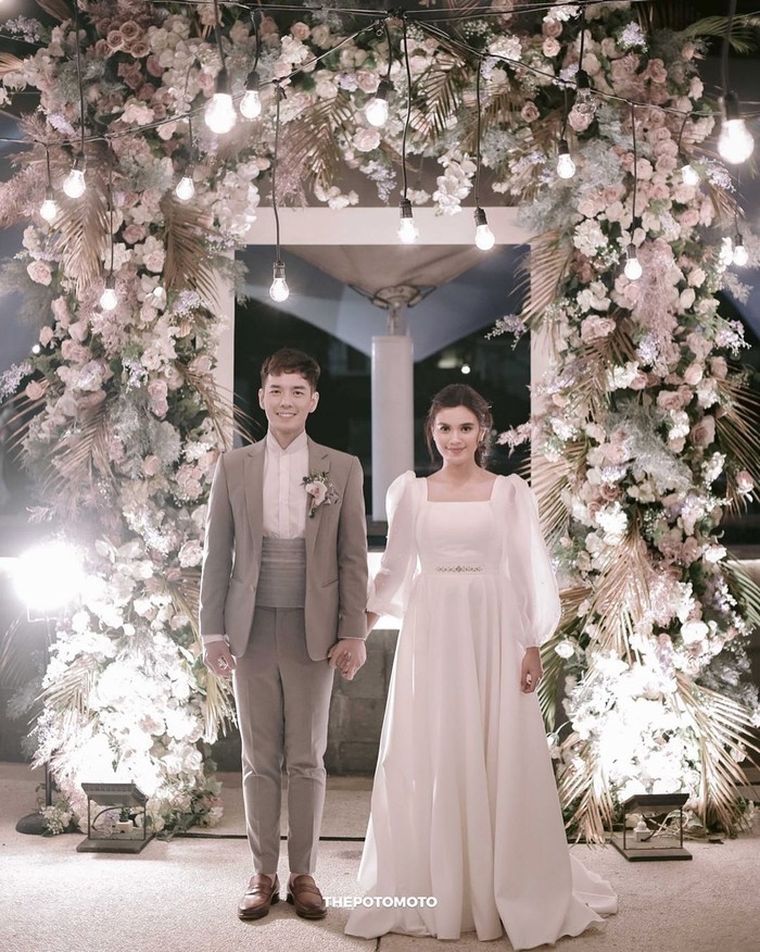 Audi Marissa juga tampil anggun dalam gaun pengantin yang simpel di hari pernikahannya. Aktris yang menikah dengan Anthony Xie ini mengenakan dress putih bermodel lengan balon yang memberikan kesan klasik. Dalam unggahannya di instagram, pemain sinetron Anak Langit ini mengunggapkan memang memimpikan gaun pengantin yang simpel dan tidak terlalu terbuka untuk hari istimewanya. (Foto: instagram.com/audimarissa)