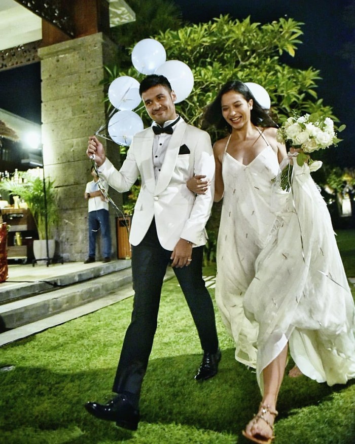 Putri Marino dikenal sebagai sosok yang gemar tampil simpel dan apa adanya. Saat menikah dengan aktor Chicco Jerikho, ia sempat disorot karena memilih mengenakan makeup yang minimalis alih-alih makeup ‘manglingi’. Penampilannya yang memadukan loose dress dan sandal di resepsi pernikahannya pun menuai perhatian warganet. Tak sedikit yang memuji kecantikannya yang tetap terpancar meski memilih tampil simpel. (Foto: instagram.com/putrimarino)