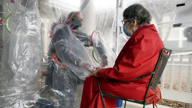 Pandemi virus corona membuat banyak orang kesepian, tak terkecuali para lansia. Mereka bisa berpelukan lewat tenda pelukan.