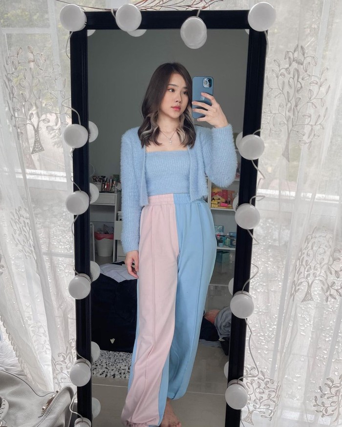 Buat kamu yang suka warna kalem tapi menampilkan kesan yang fresh, ide fashion Jessica Jane ini wajib dicoba. Kamu bisa memadukan cardigan tube top set berwarna biru muda dengan baggy pants kombinasi dua warna. Baggy pants dengan warna soft pink dan biru muda bikin tampilan kamu makin stylish lho (Foto: www.instagram.com/jessicajane99).