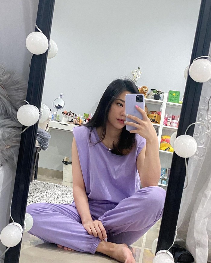 Pecinta warna lilac wajib cobain gaya busana ala Jessica Jane yang satu ini. Setelan knit warna lilac bisa jadi pilihan buat kamu pakai di segala acara. Look yang sau ini menampilkan kesan manis dan terlihat stylish lho (Foto: www.instagram.com/jessicajane99).