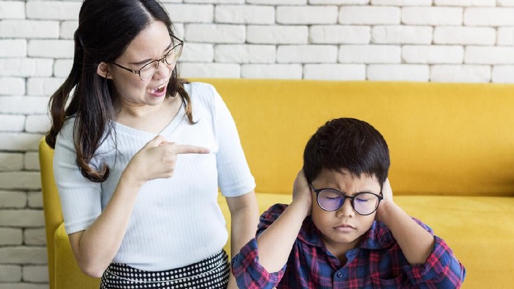 Ilustrasi tiger mom atau tiger parenting Family concept;Mother rebuke her son and he feels guilty and holding head. The boy cannot do his homework.