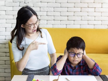 img-title Mana Lebih Baik, Gaya Parenting Barat atau Jadi 'Induk Macan' ala Asia?