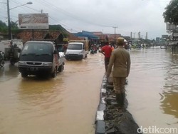 Jalur Pantura Subang Terendam Banjir, Petugas Lakukan Contraflow