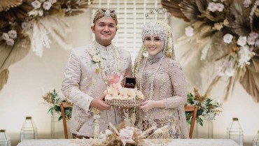 img-title Kesha Ratuliu Bocorkan soal Malam Pertama dengan Adhi Permana