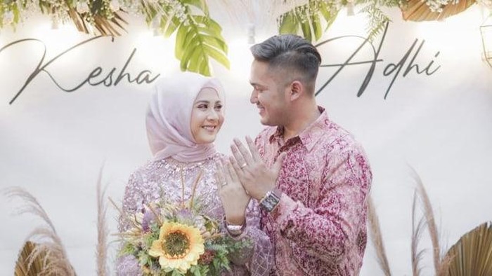 Detail Make Up dan Kebaya Pernikahan Adat Sunda Kesha Ratuliu