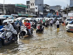 Sudin SDA Jaktim Sedot Air yang Menggenangi Jalan Jatinegara Barat