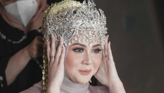 Cantiknya Kesha Ratuliu Pakai Adat Sunda di Hari Pernikahan