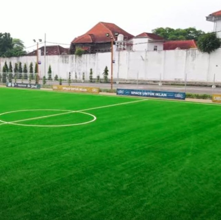 <p>Ya, melalui media sosial Momo, terungkap bahwa anak keduanya itu diberi hadiah stadion bola betulan yang memiliki standar FIFA. Hadiahnya mewah dan besar banget ya, Bunda? (Foto: YouTube Momo)</p>