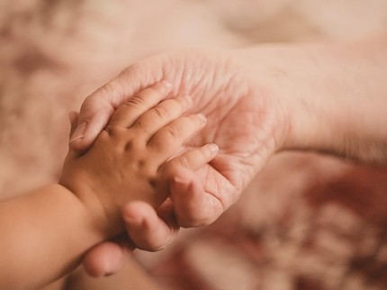 Nenek 70 Tahun Ngotot Menyusui 2 Cucu, Alasannya Tak Masuk Akal