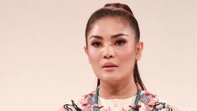 Pengacara mengatakan Nindy Ayunda tak pernah menerima surat panggilan pemeriksaan ketiga dari polisi. Nindy disebut siap ikut prosedur hukum.