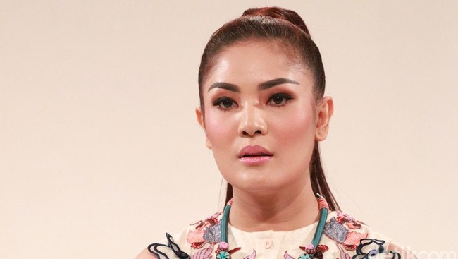 Pengacara Nindy Ayunda, Daniel Sony R Pardede membantah kliennya ikut membantu pelarian tersangka kasus kepemilikan senjata api ilegal Dito Mahendra.
