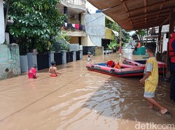 Tinggal di Bantaran Kali, Pengungsi Banjir Pejaten Timur Pasrah Rumah Terendam