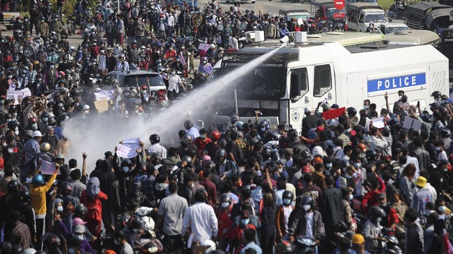 Direktur Perlindungan WNI dan Badan Hukum Kemlu Judha Nugraha menilai pemerintah belum perlu mengevakuasi warga negara Indonesia dari Myanmar.