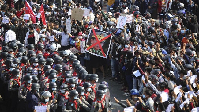 Setidaknya tiga orang tewas dalam aksi protes anti-kudeta di beberapa kota di Myanmar, bertepatan dengan Hari Perempuan Internasional, Senin (8/3).