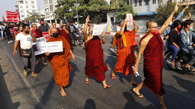 Sejumlah situs pemerintah yang dikelola militer dan situs bank sentral Myanmar dilaporkan diretas pada Rabu (17/2).