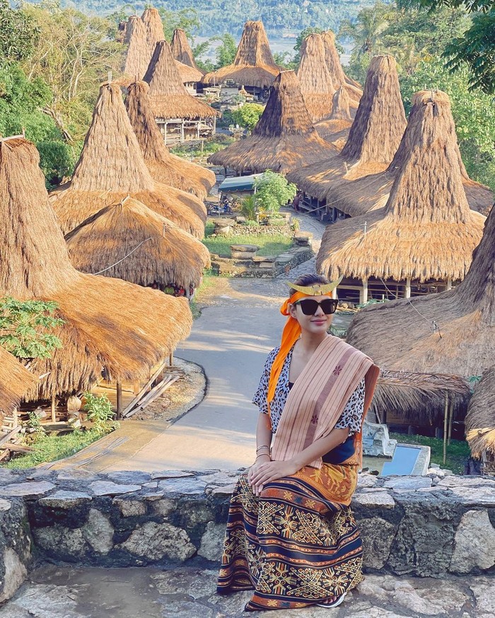 Saat berlibur ke Sumba Barat, Aurelie juga mencoba memakai pakaian adat setempat. Dia memakai kain tenun untuk rok dan selempangnya. Tak lupa juga memakai aksesoris di kepala/Sumber/Instagram/aurelie.hermansyah.