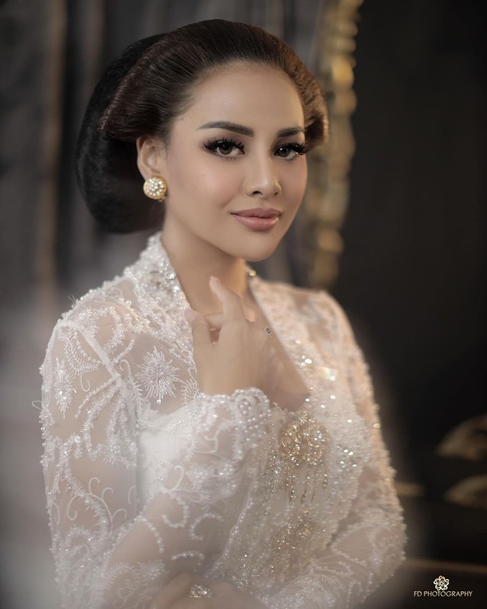 Sebagai gadis keturunan Jawa Timur, Aurelie juga mencoba berpakaian dengan adat Jawa. Dia memilih kebaya putih lengkap dengan sanggul serta aksesoris giwang yang khas dengan adat Jawa/Sumber/Instagram/aurelie.hermansyah.