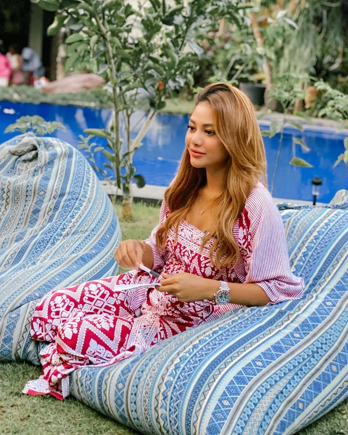Tak hanya pakaian tradisional, kain Batik pun seolah tak lepas dari keseharian Aurelie. Dalam beberapa kesempatan dia juga kerap memakai Batik yang tak melunturkan paras ayunya/Sumber/Instagram/aurelie.hermansyah.