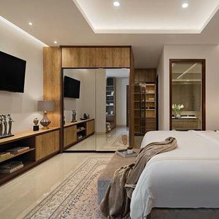 <p>Rumah mewah pasangan ini didominasi dengan bahan kayu serta warna cokelat dan putih. (Foto: Instagram @rogerojey)</p>