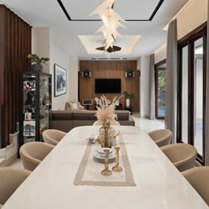 <p>Rumah mewah tiga lantai milik pasangan ini tampak mewah dan elegan lho. (Foto: Instagram @rogerojey)</p>