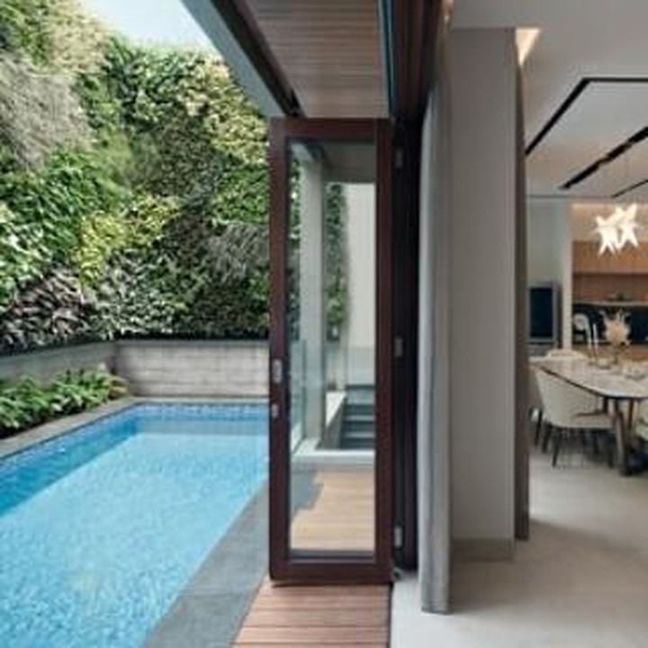 <p>Kolam renang rumah Cut Meyriska dan Roger Danuarta terlihat begitu sederhana dikelilingi pepohonan dan tumbuhan hijau. (Foto: Instagram @rogerojey)</p>