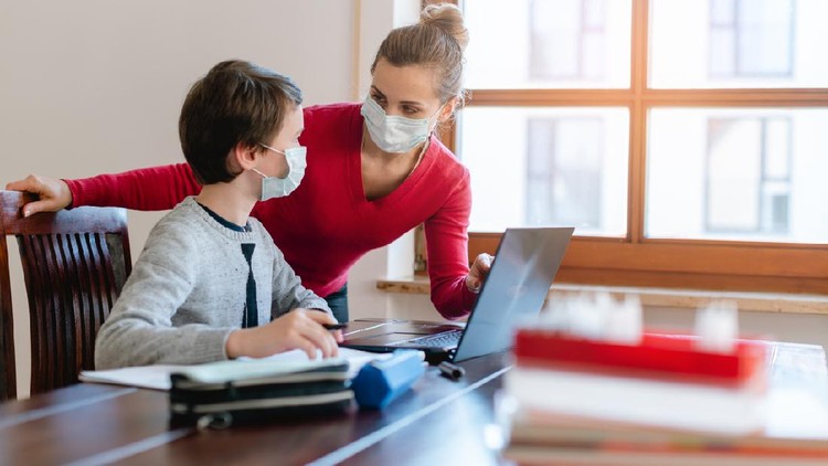 sekolah online Mother and child having e-learning session with teacher during crisis doing homework
