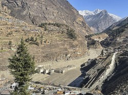Terjangan Longsor Gletser Himalaya: 9 Orang Tewas, 140 Hilang