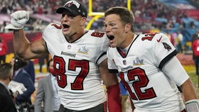 FOTO: Tom Brady Bawa Buccaneers Juara Super Bowl 2021