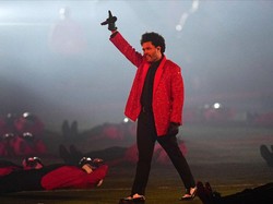 Tampil di Super Bowl, The Weeknd Pakai Jas Givenchy yang Dibuat 250 Jam