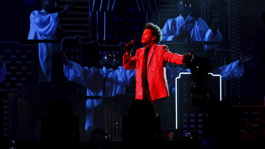 The Weeknd di Super Bowl Football 2021 The Weeknd performs at the Pepsi Halftime Show during the NFL Super Bowl 55 football game between the Kansas City Chiefs and Tampa Bay Buccaneers, Sunday, Feb. 7, 2021, in Tampa, Fla. (Ben Liebenberg via AP)