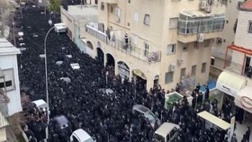 VIDEO: Ribuan Pelayat Rabi Israel Bentrok Dengan Polisi