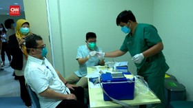 VIDEO: Vaksinasi Perdana 15 Dokter Berusia 60 Tahun Ke Atas