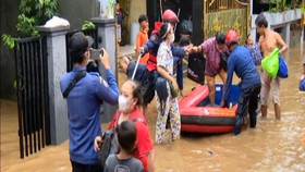 VIDEO: Banjir Luapan Ciliwung, Warga Pejaten Timur Dievakuasi