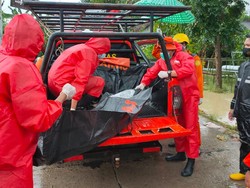 Banjir Indramayu, Tim SAR Evakuasi Seorang Warga yang Meninggal Dunia