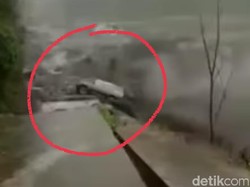 Saat Mobil Terseret Banjir Lahar Hujan Gunung Semeru hingga Videonya Viral