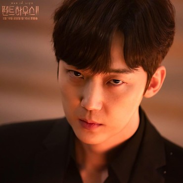 Tatapan Dingin Yoon Jong Hoon di Drama Korea 'The Penthouse Season 2'