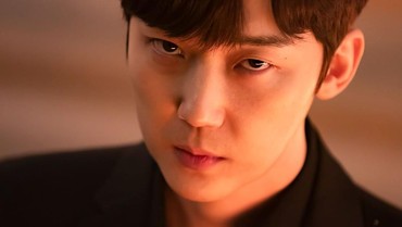 Tatapan Dingin Yoon Jong Hoon di Drama Korea 'The Penthouse Season 2'