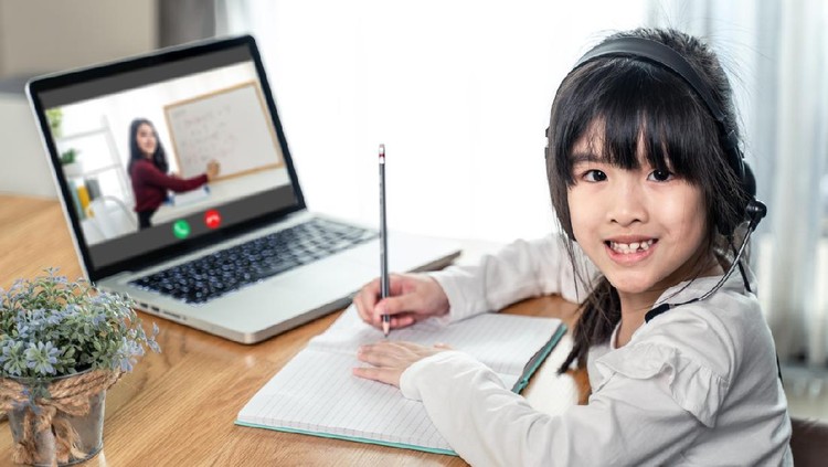 Anak main gadget Happy young Asian family with children and their mother using computer do school homework at home.