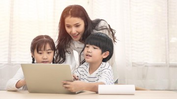 KAITAN ANTARA WAKTU MENATAP LAYAR GADGET DAN KESEHATAN ANAK