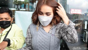 Ayu Ting Ting tetap terlihat happy, sang ayah minta doa