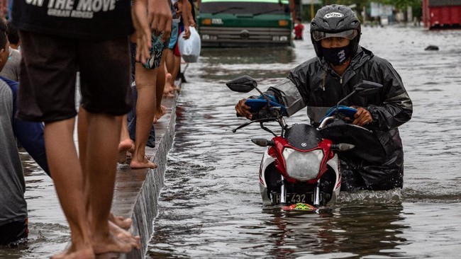 Forum Warga Kota (FAKTA) menyatakan korban banjir di berbagai wilayah bisa menggugat pemda yang tak menjalankan penanganan bencana dengan baik.