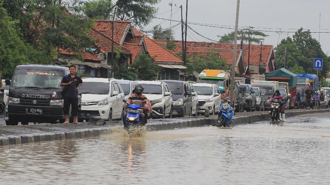 Sebanyak 700 warga korban banjir Indramayu dan Subang berhasil dievakuasi, enam di antaranya meninggal dunia dan satu dilaporkan hilang.