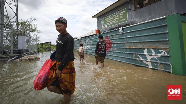 Belasan daerah di 12 kecamatan di Bekasi, Jawa Barat, terendam banjir pagi ini akibat hujan deras pada Kamis (18/2) dini hari.