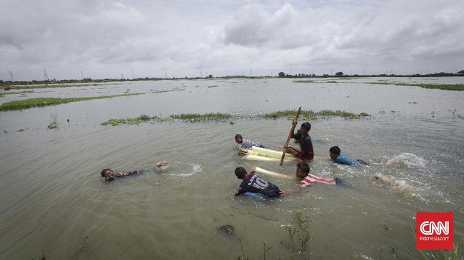 Sedikitnya 4 desa di Bekasi terendam banjir dengan ketinggian 100 cm sampai dengan 230 cm akibat Tanggul Sungai Citarum jebol pada Sabtu (20/2) malam. 