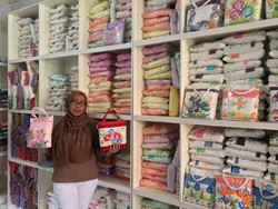 Berani Resign dari Bank, Wanita Ini Panen Cuan dari Mukena Lukis
